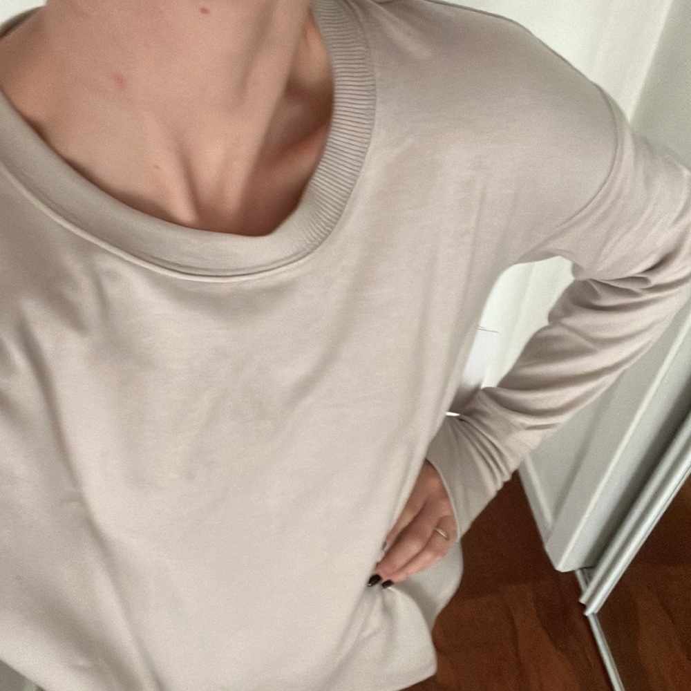 NWT Soft Rounded Hem Tee with Thumb Holes - Picture 13 of 13